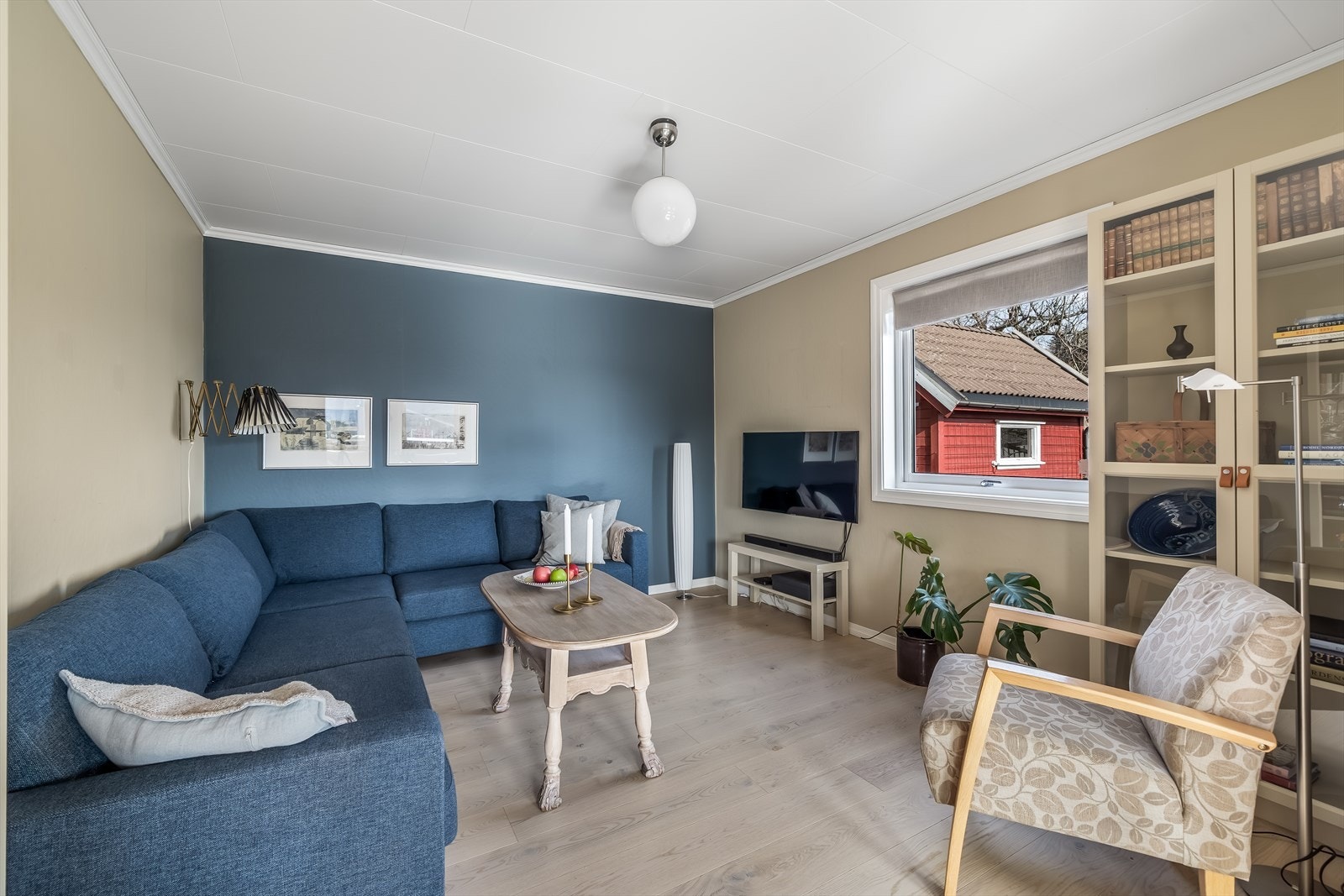 Trivelig tv-stue malt opp i delikate fargetoner. Galleribilde