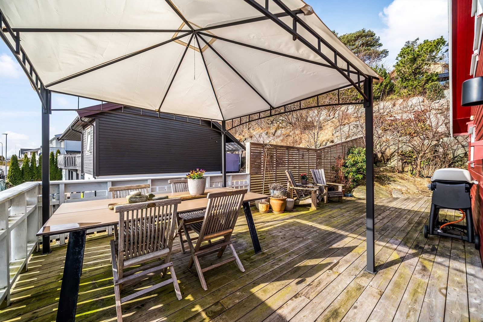 Her har man god plass til møblering - perfekt for hyggelige stunder med venner og familie. Galleribilde