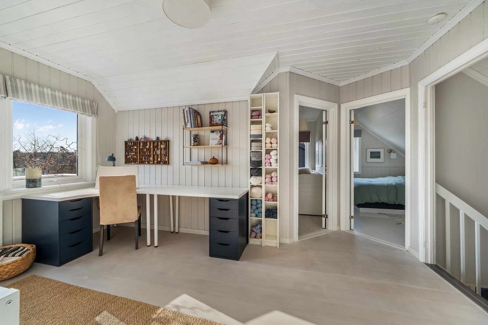 I loftsetasjen finner man en lys og trivelig loftsstue med flere bruksmuligheter. Galleribilde