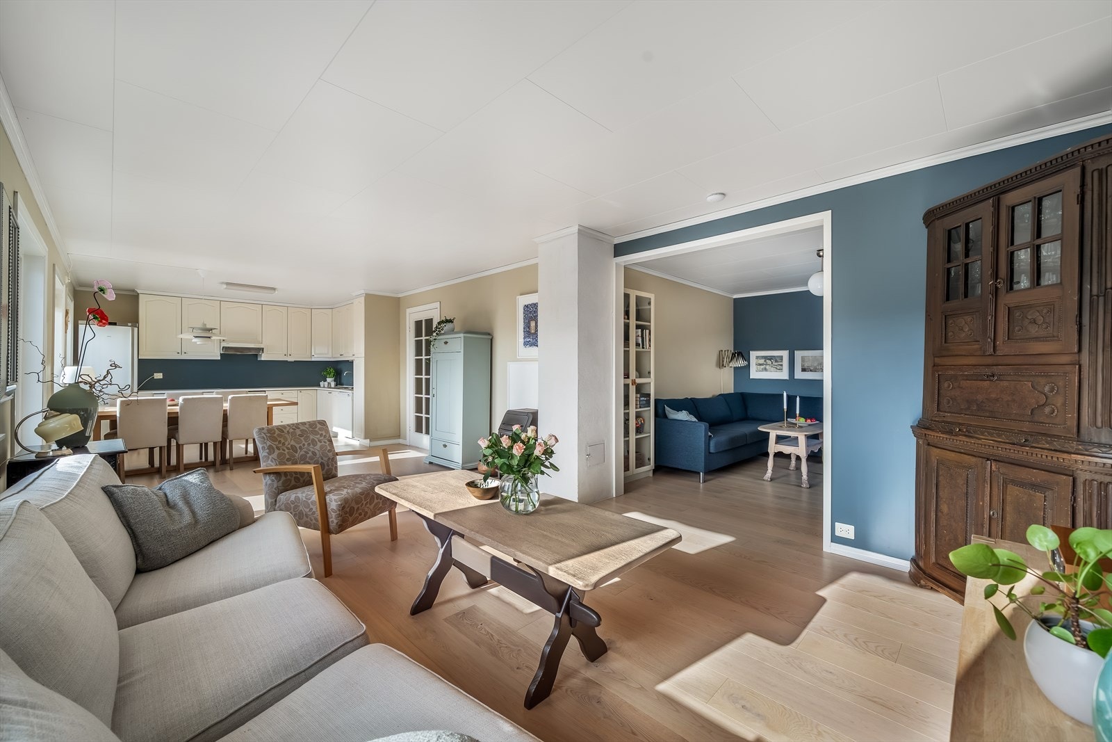 Åpen løsning mellom stue og kjøkken. Rommet har et naturlig skille mellom stue og kjøkken. Galleribilde