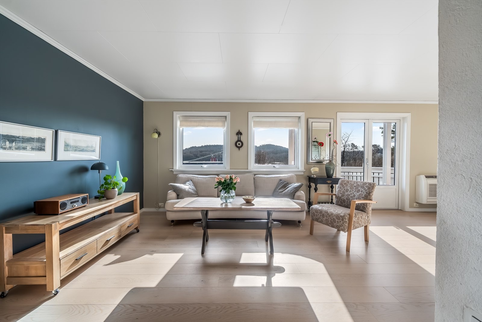 Lys og trivelig stue med gode vindusflater med godt lysinnslipp. Utgang til terrassen i front. Galleribilde