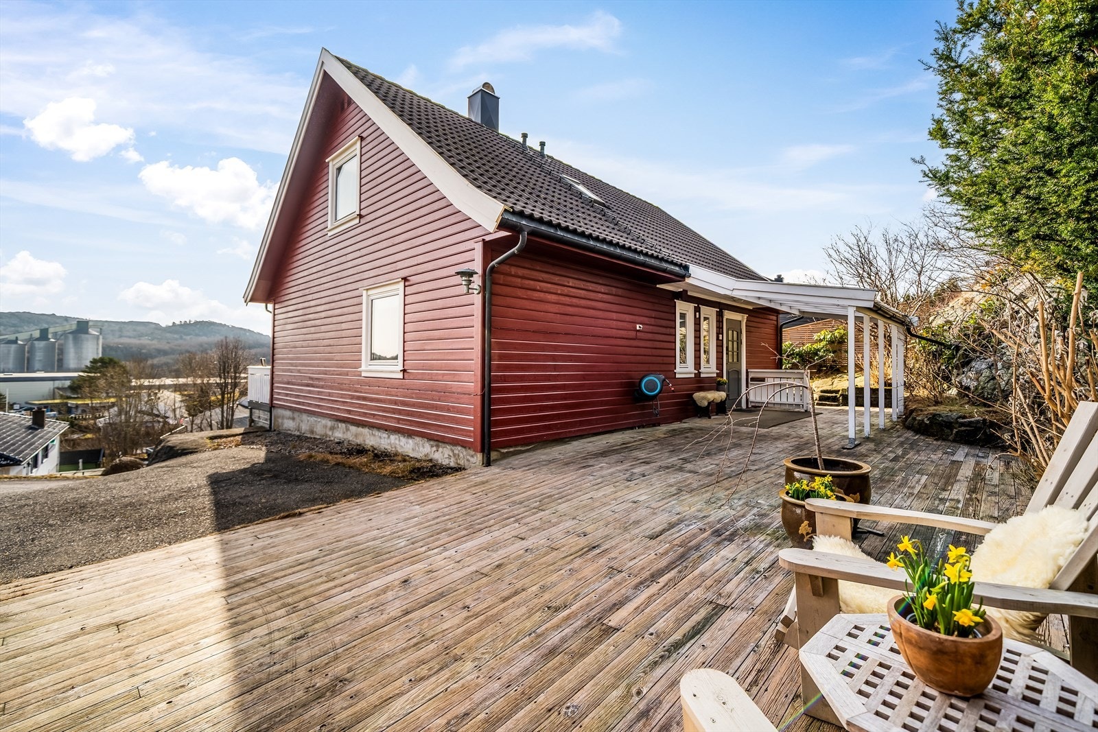 Flere plasser på tomta hvor man kan anrette med sitteplasser for avslapning og sosialt samvær. Galleribilde