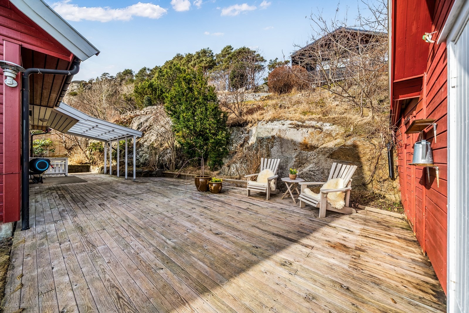 Romslig terrasse ved inngangspartiet med god plass til møblering med utemøbler. Galleribilde