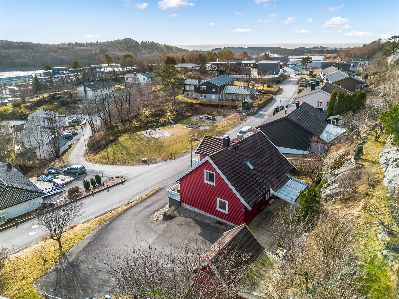 Boligen har adkomst fra Danefjellveien. Rett over veien ligger en stor lekeplass. Galleribilde