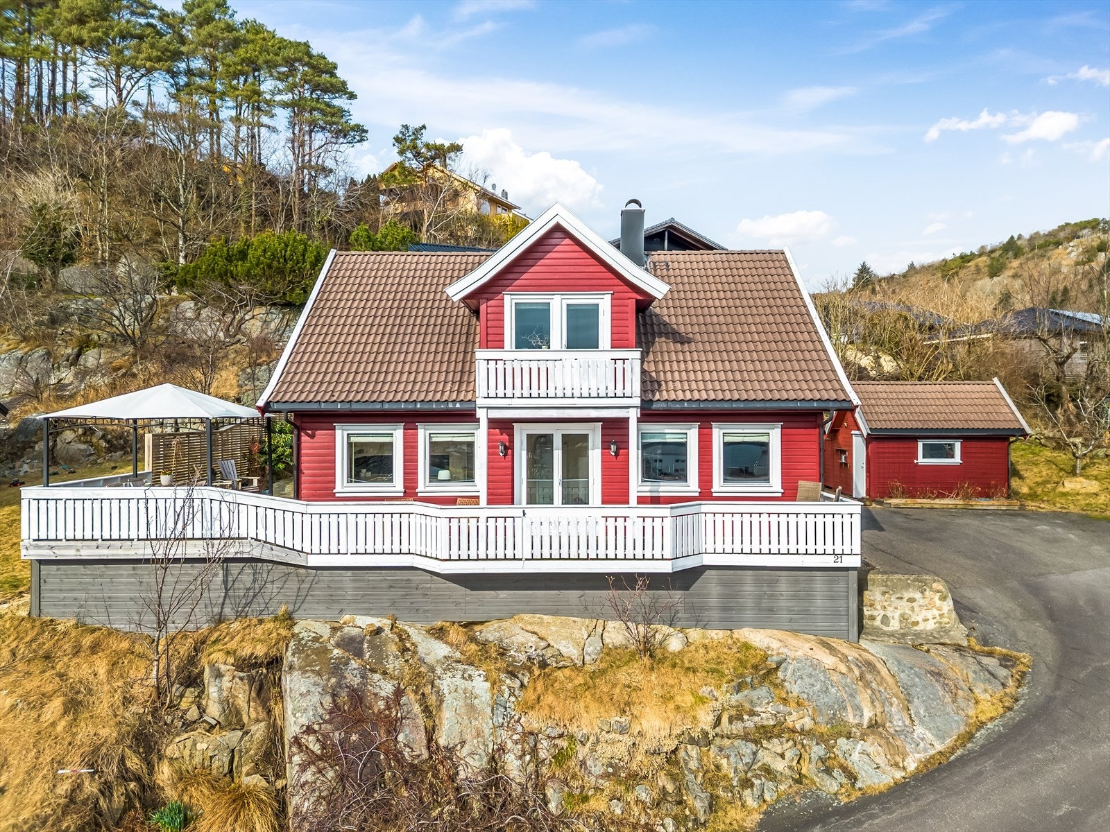 Pent utformet enebolig med stor terrasse mot vest og i front. Galleribilde