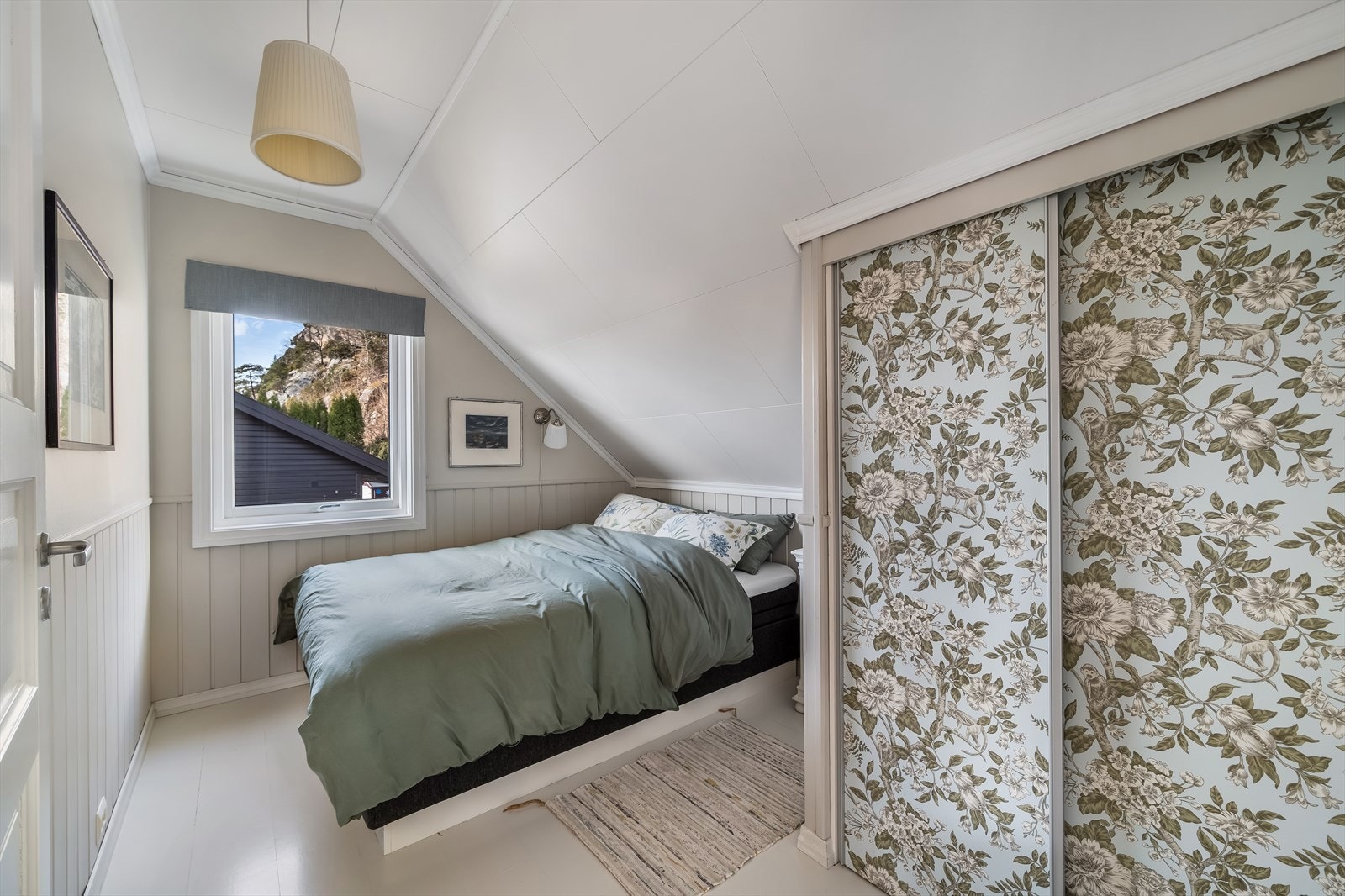 Trivelig soverom nr. 2 med praktisk garderobe med skyvedører. Galleribilde