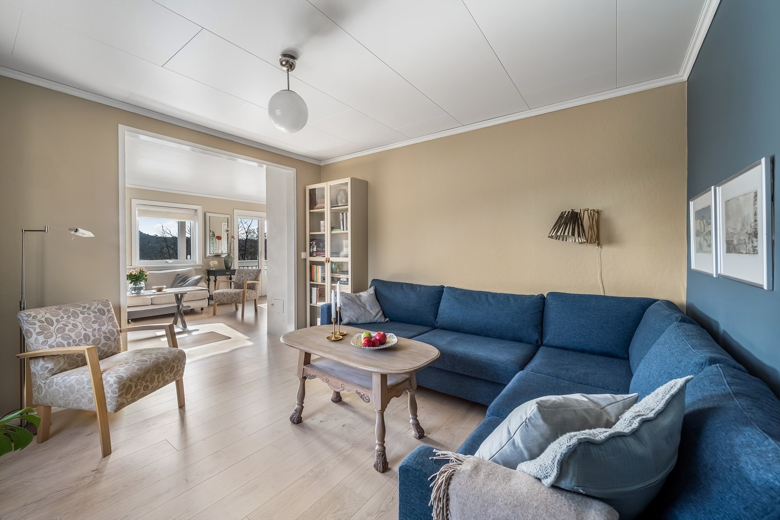 Boligens 2 stuer gir rom for variasjon og sonedeling. Galleribilde