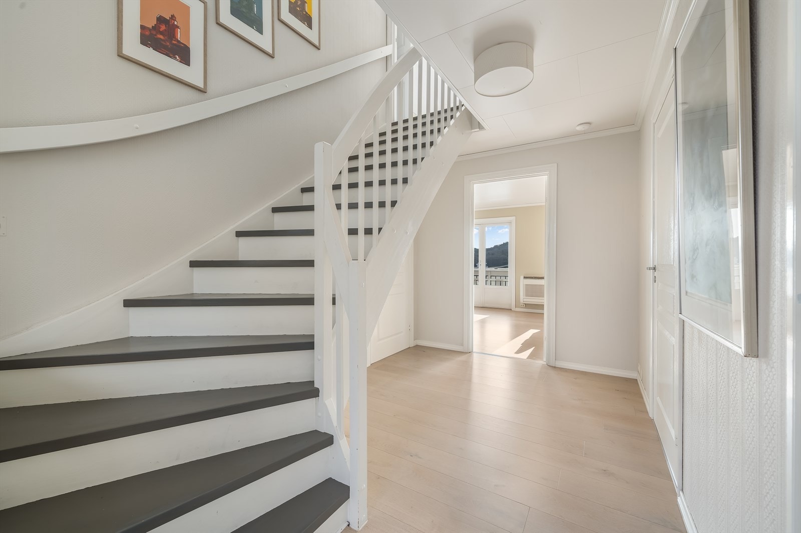 Velkommen inn i en lys og innbydende entré. Galleribilde