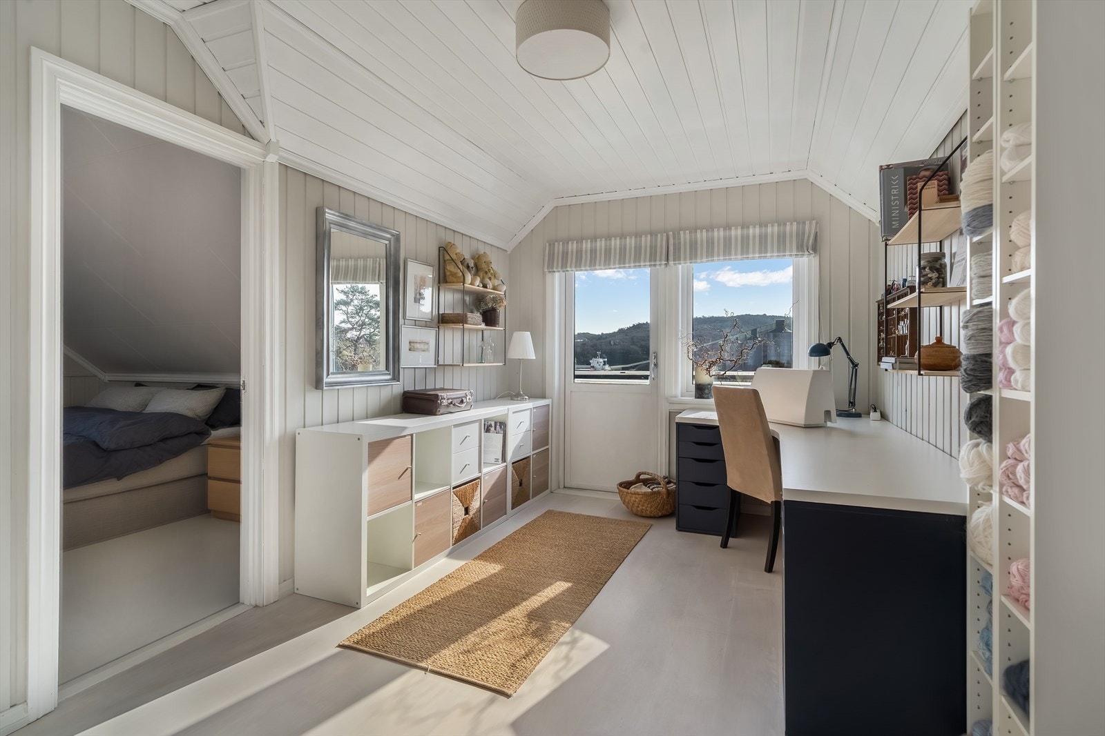 Her er det plass til sosialt samvær og hyggelige stunder. Det er utgang til solrik balkong. Galleribilde