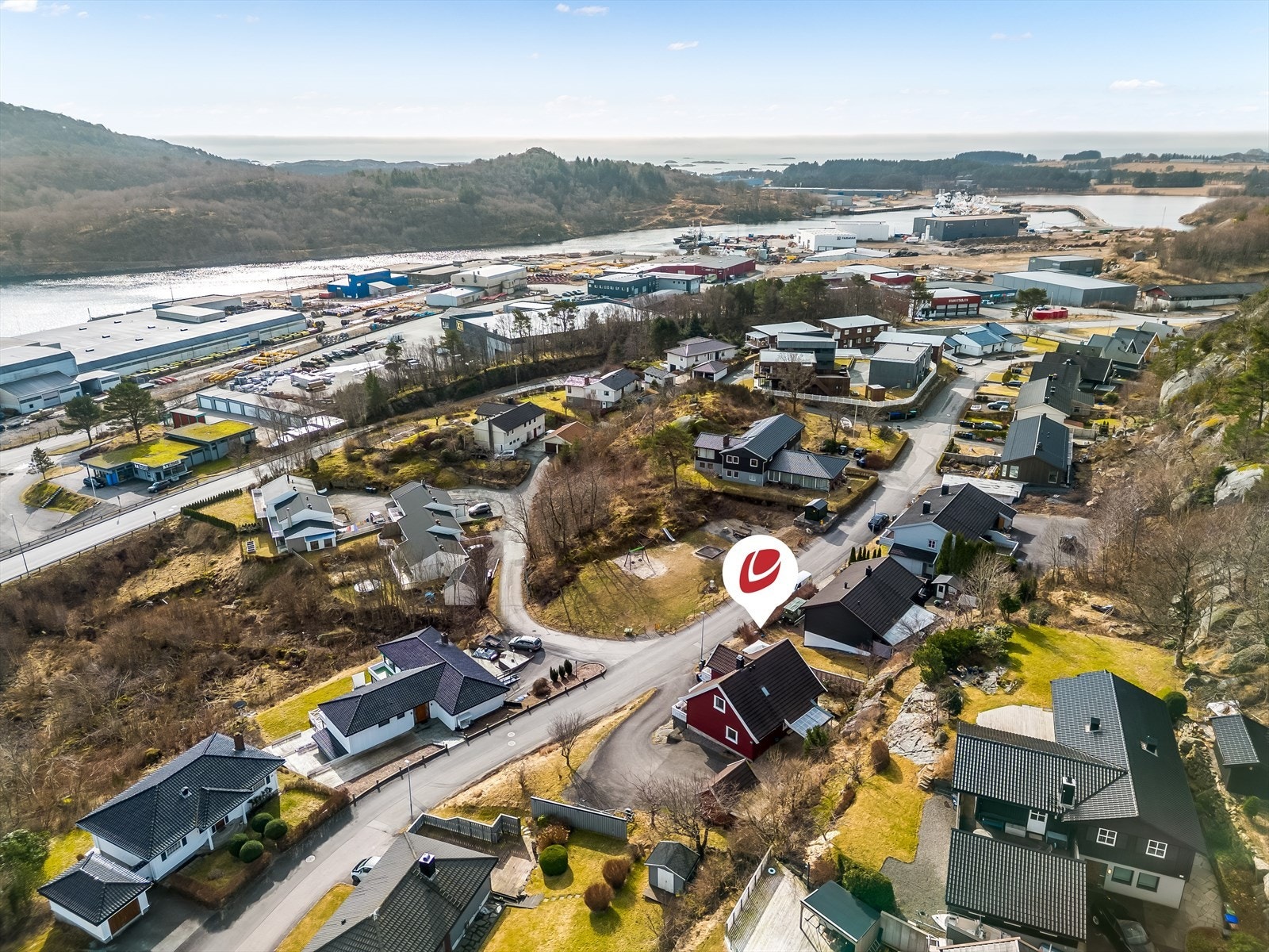 Boligen ligger i et veletablert boligfelt med kort avstand til butikk, barnehage, skole, båthavn og sentrum. Galleribilde