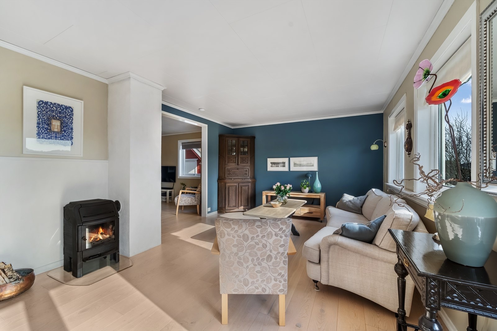 Stuen består av 2 deler, en dagligstue og en tv-stue. Tv-stua er opprinnelig et soverom som er tatt inn i stua. Galleribilde