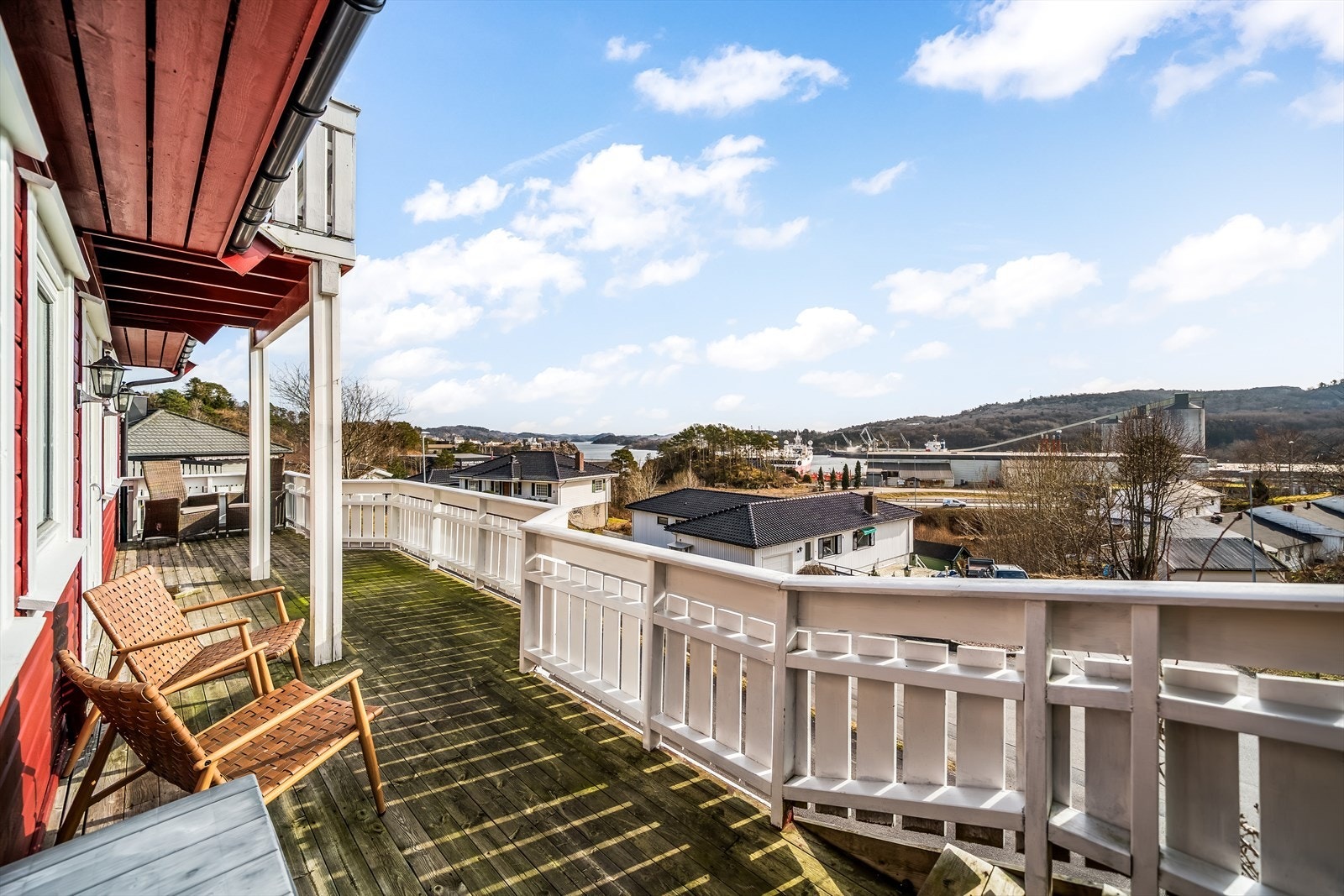 I front av boligen er det en terrassegang med plass til å nyte sola og utsikten. Galleribilde