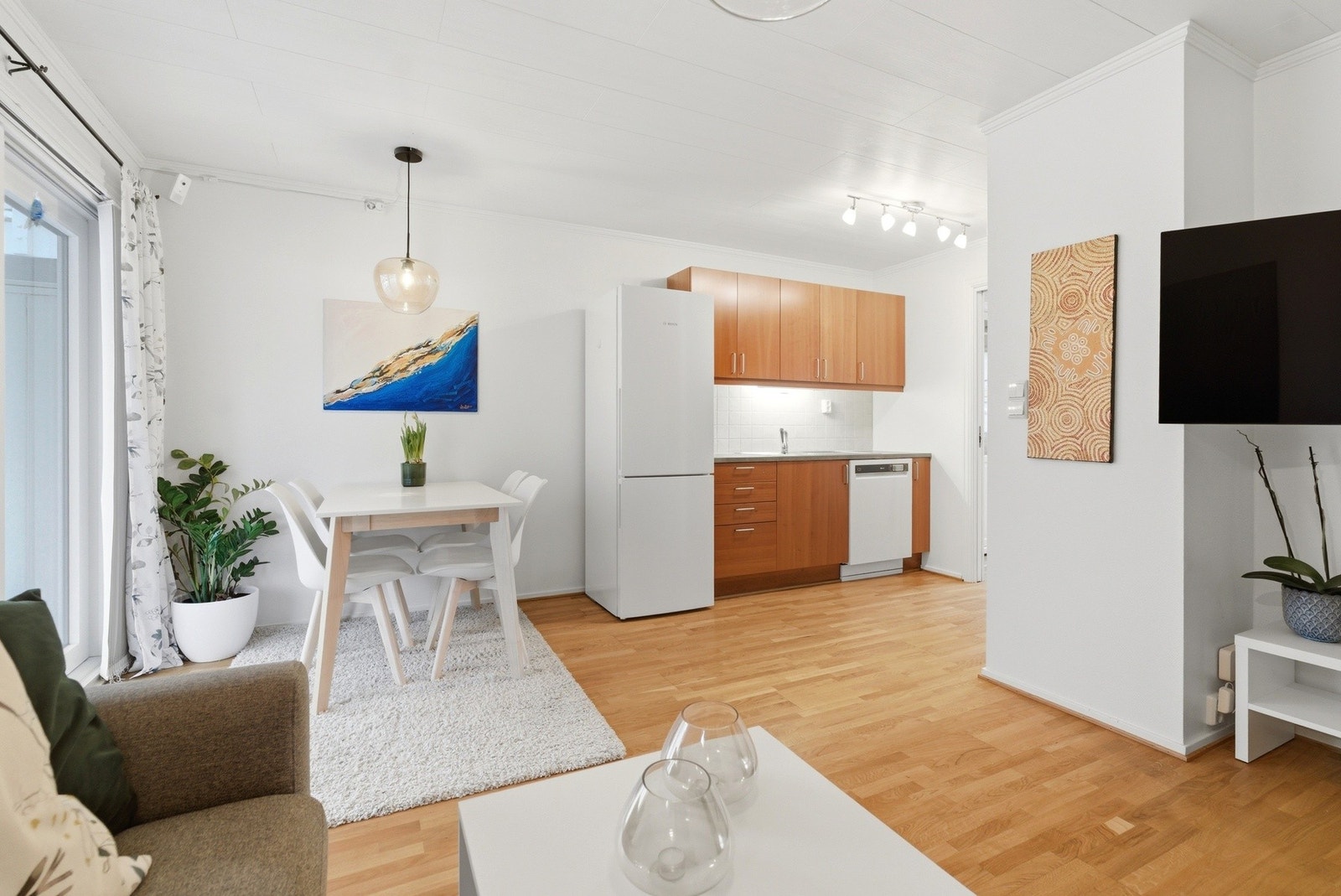 Praktisk og god løsning på leiligheten. Her får du plass til eget spisebord, samt tv-seksjon. Galleribilde