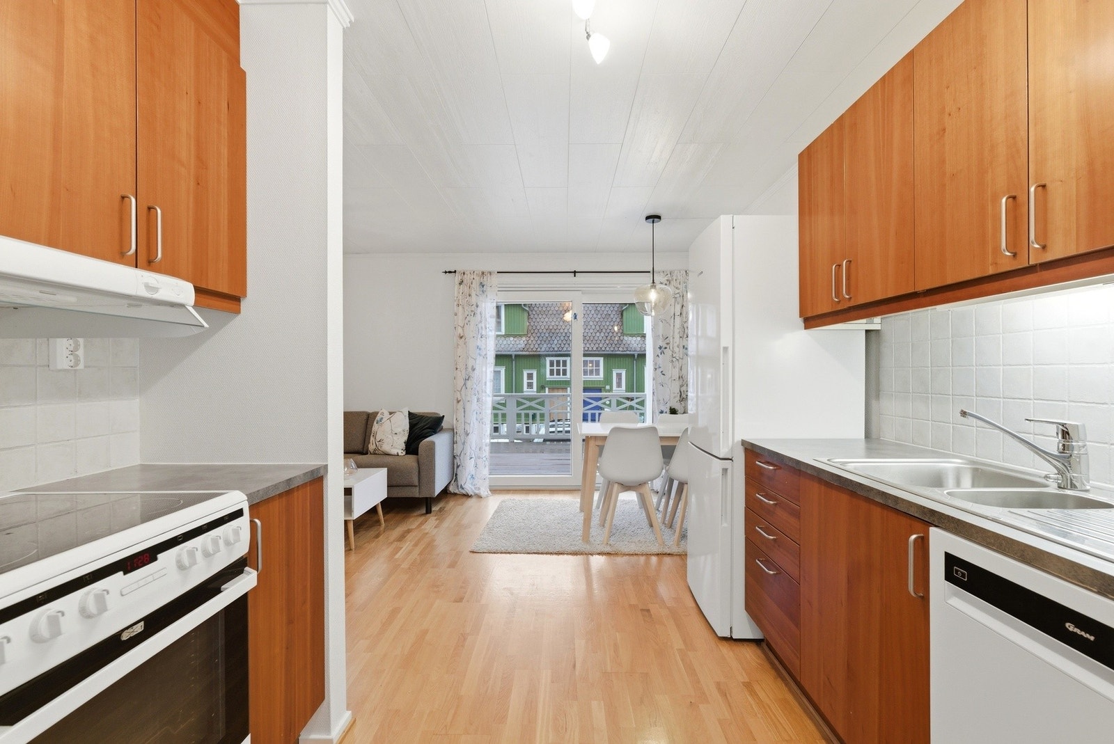 Leiligheten ligger i en høy første etasje opphøyd fra gangfelt, som bidrar til begrenset innsyn! Galleribilde