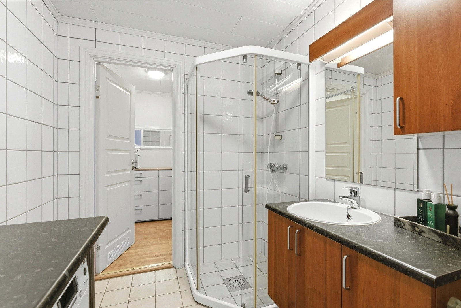 Flislagt bad med varme i gulv. Det er også opplegg for vaskemaskin. Galleribilde