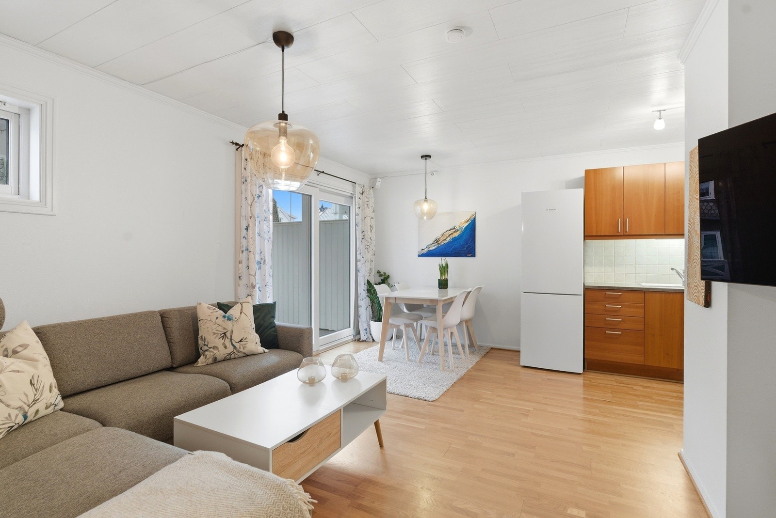 Det er direkte adkomst til vestvendt veranda på 21 kvm fra stuen. Gode solforhold! Galleribilde