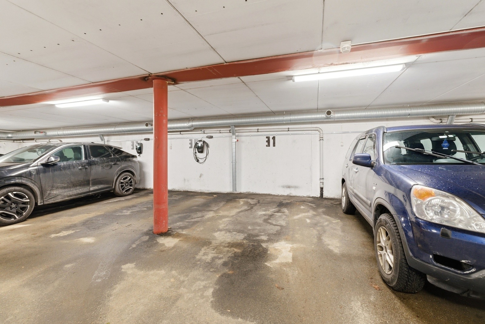 Fast parkering i garasjeanlegg. Det er lagt opp ladenettverk for el-bil. Kostnad for påkobling må hver seksjonseier selv påregne. Galleribilde