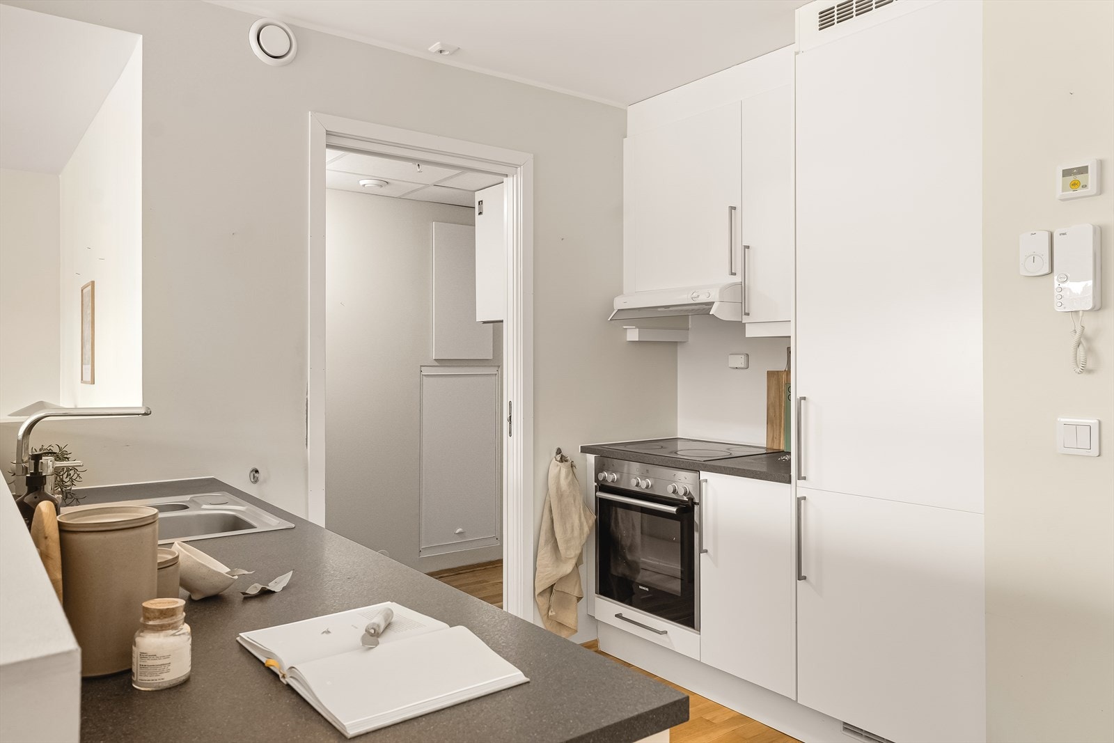 Inngang fra kjøkken til bod som benyttes til oppbevaring av ekstra kjørler, dekketøy og tørrvarer Galleribilde