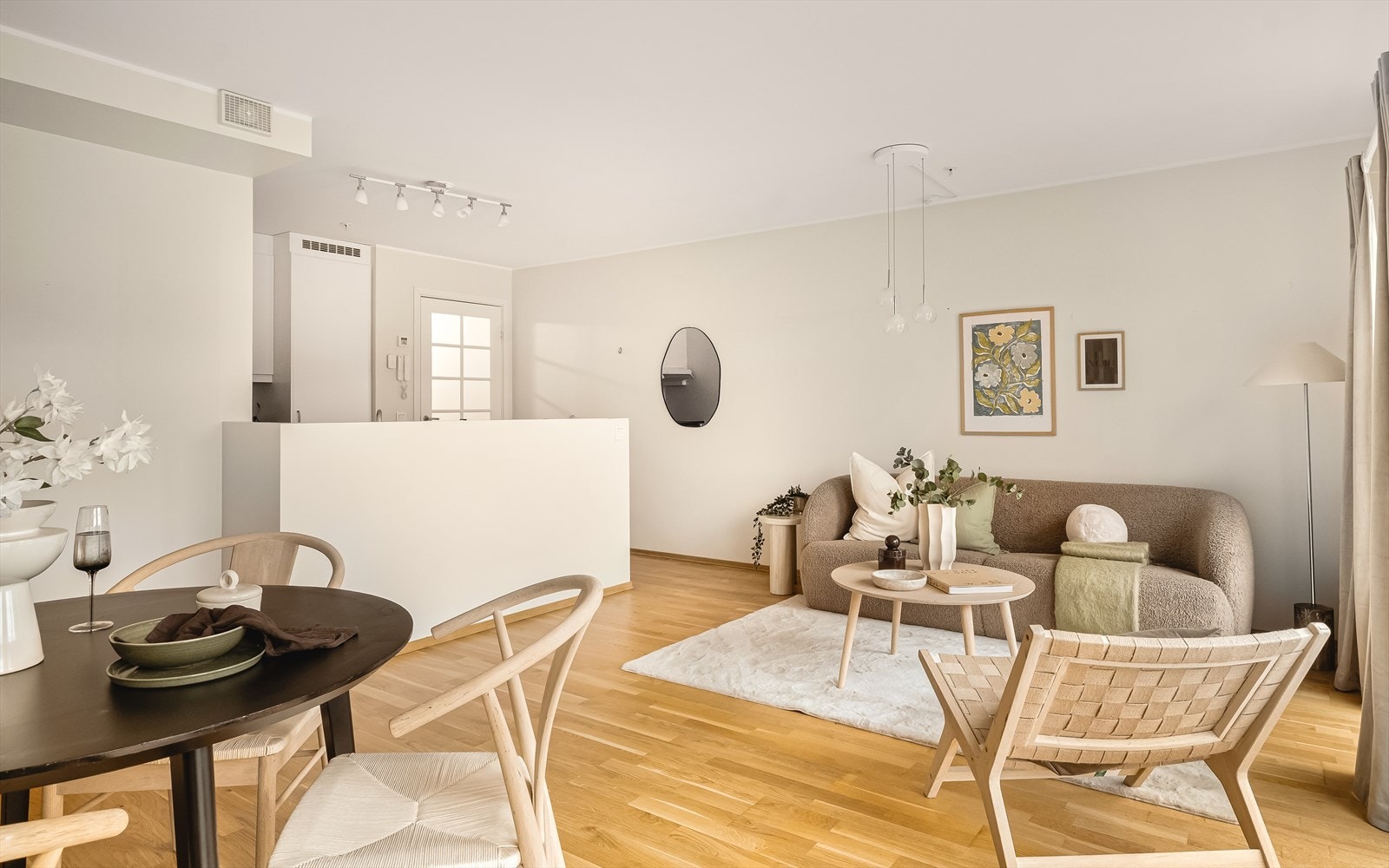 Videre ledes vi inn i en generøs stue med store vindusflater og lysmalte overflater. Galleribilde