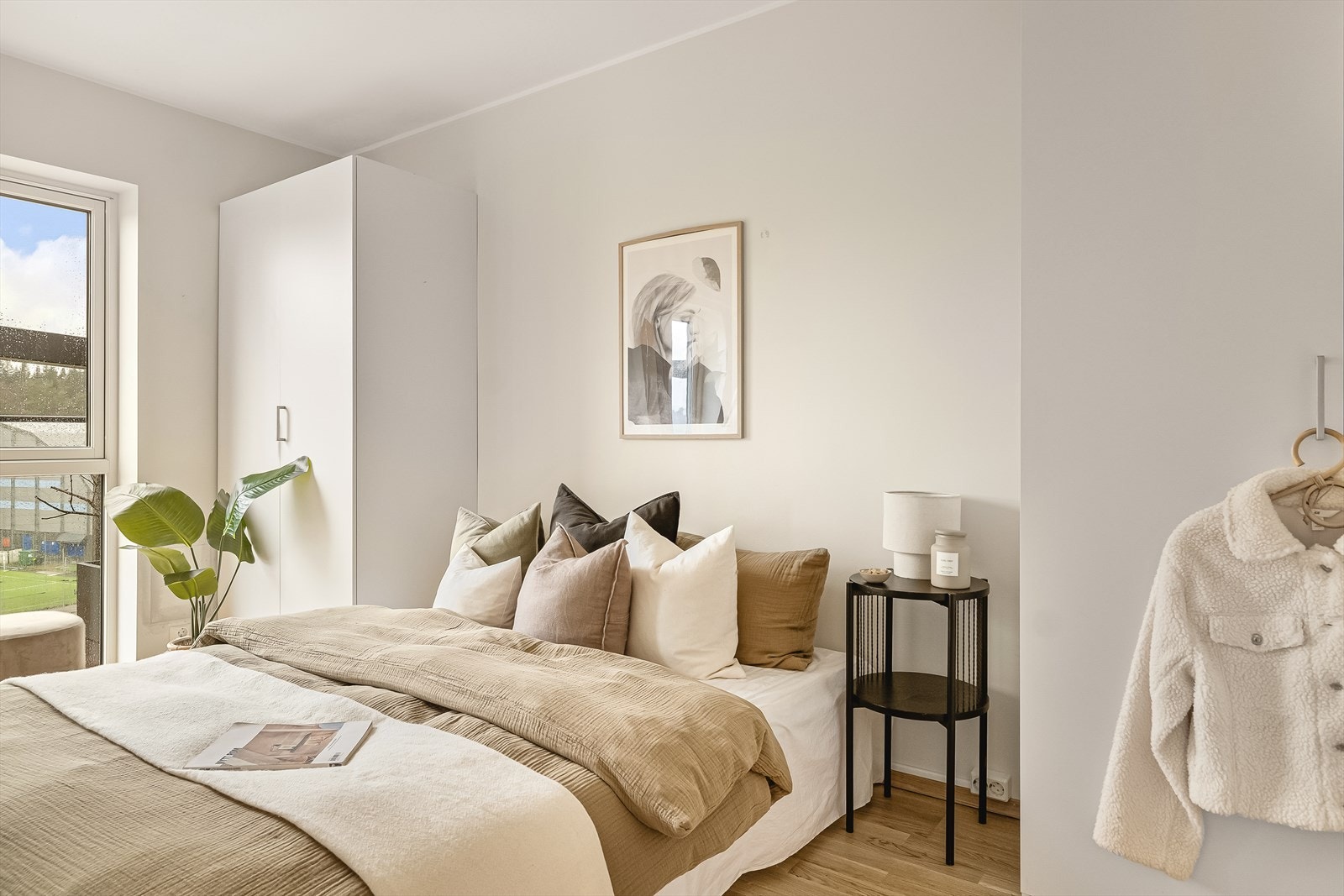 Soverommet er innredet med doble garderobeskap på hver side av sengen Galleribilde