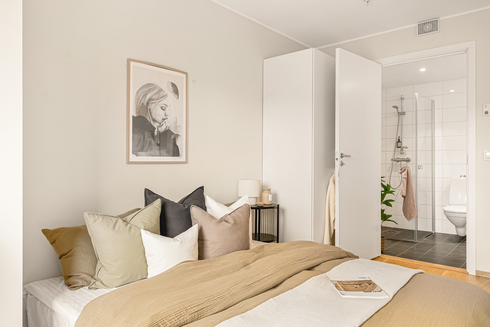 En suite løsning med direkte adkomst fra soverom til bad. Galleribilde