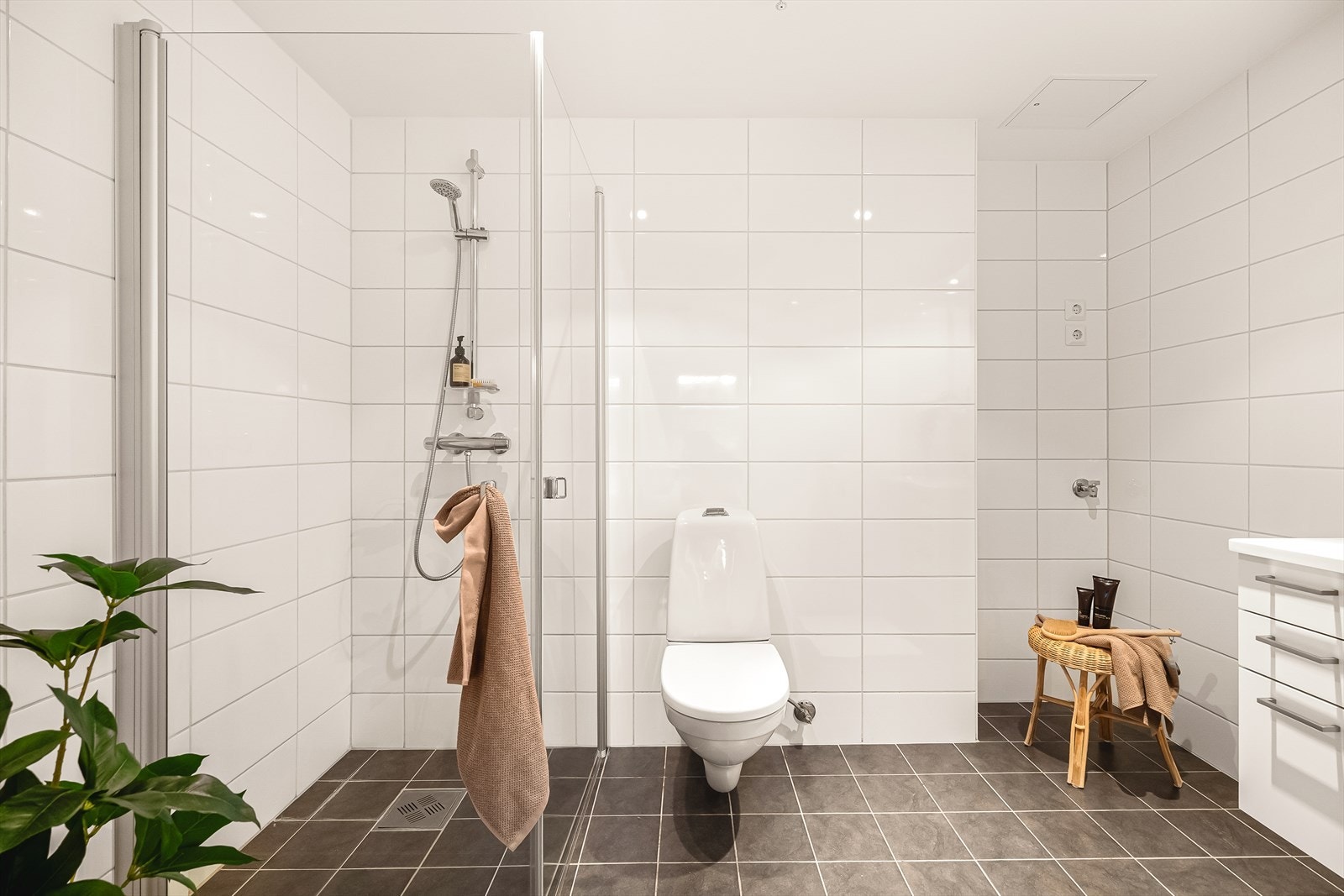 Baderommet er helfliset med vannbåren varme i badegulv og downlights i himling. Galleribilde