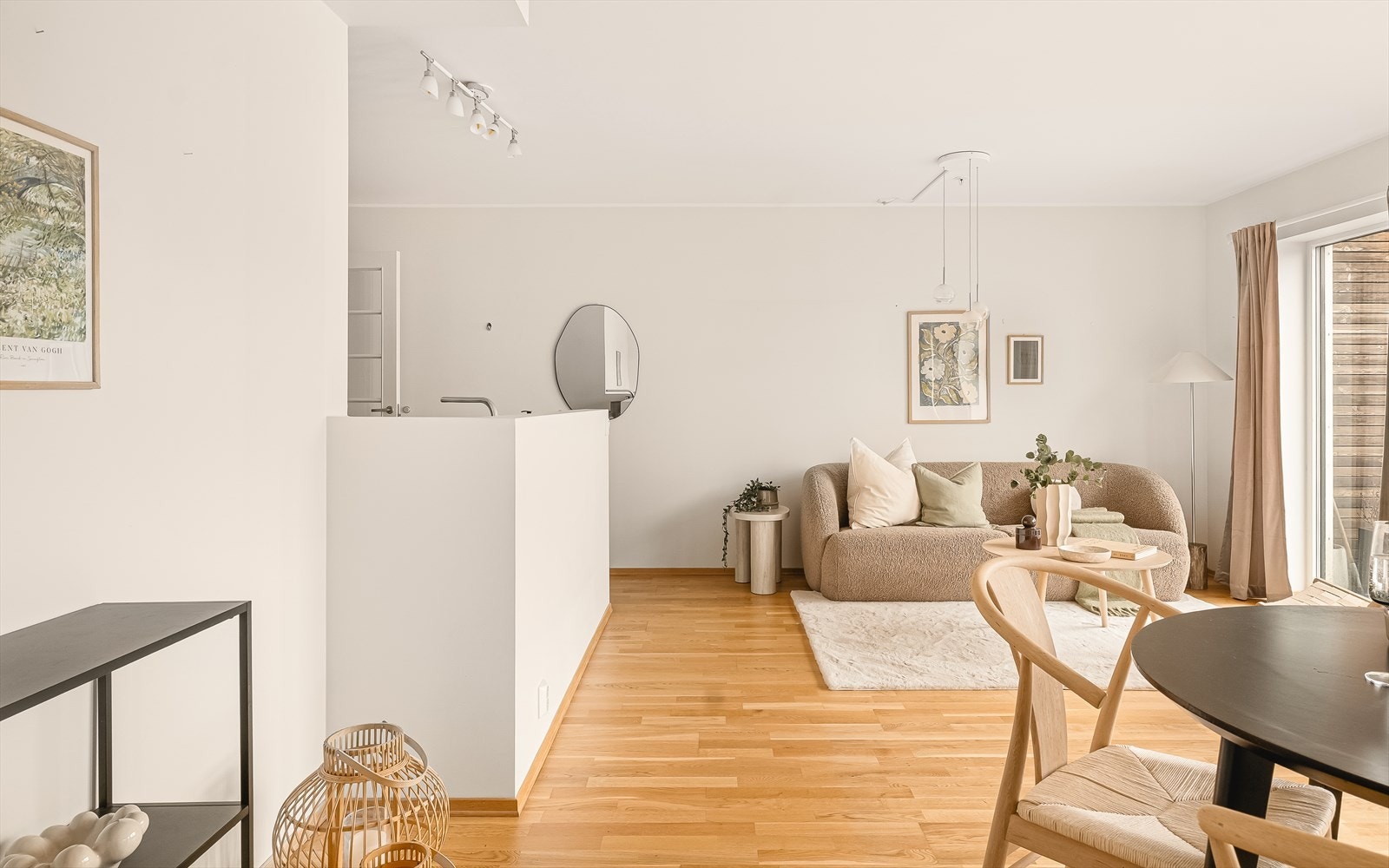 Stuen ligger i åpen løsning med stuen og måler hele 29,3 kvm. Utgang fra stue til flott balkong. Galleribilde