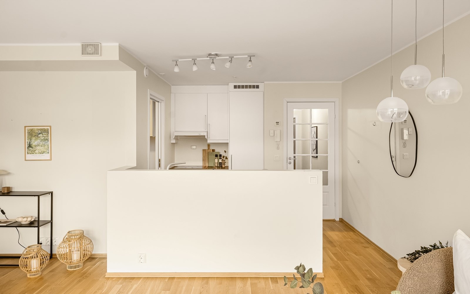 Det er muligheter for å legge benkeplate på kjøkkenøy for frokost på farten Galleribilde