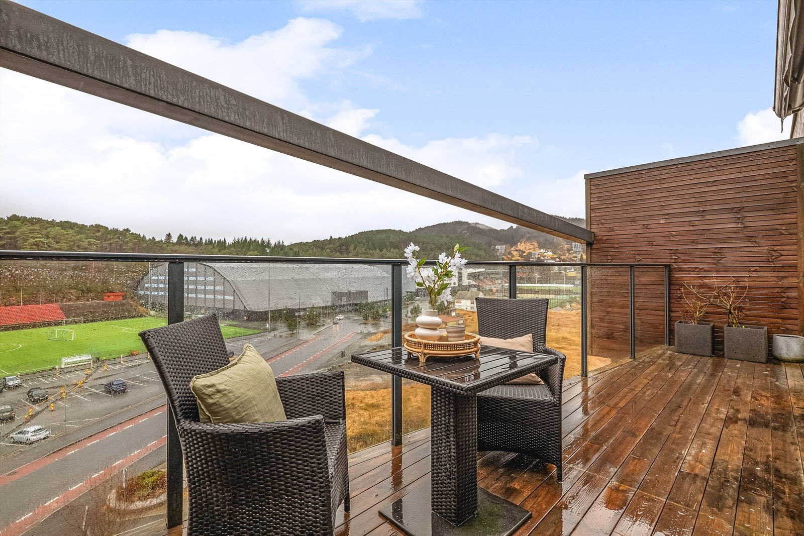 Nydelig balkong på 13 kvm. Her kan du innrede med flere møbelgrupper, grill og plantekasser Galleribilde