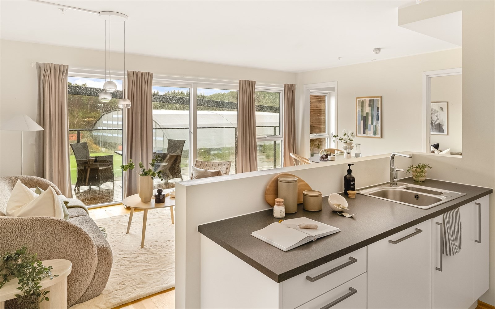 Den åpne løsningen sørger for en sosial atmosfære som gjør det enkelt å underholde middagsgjestene samtidig som måltidet ferdigstilles. Galleribilde