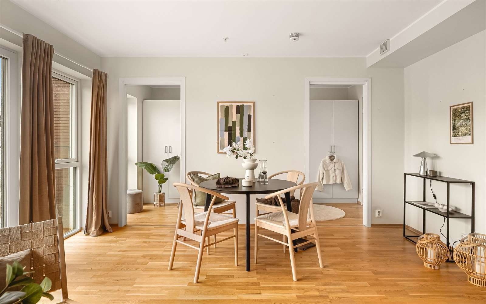 Det er flere innredningsmuligheter her. Spisebordet kan omgjøres til langbord når man skal ha gjester. Galleribilde