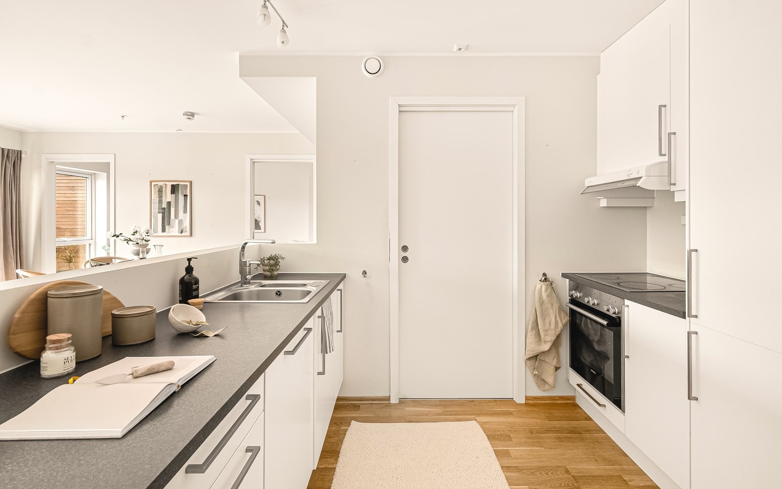 Flott kjøkken med integrerte hvitevarer, laminert benkeplate og godt med både skap- og benkeplass. Galleribilde