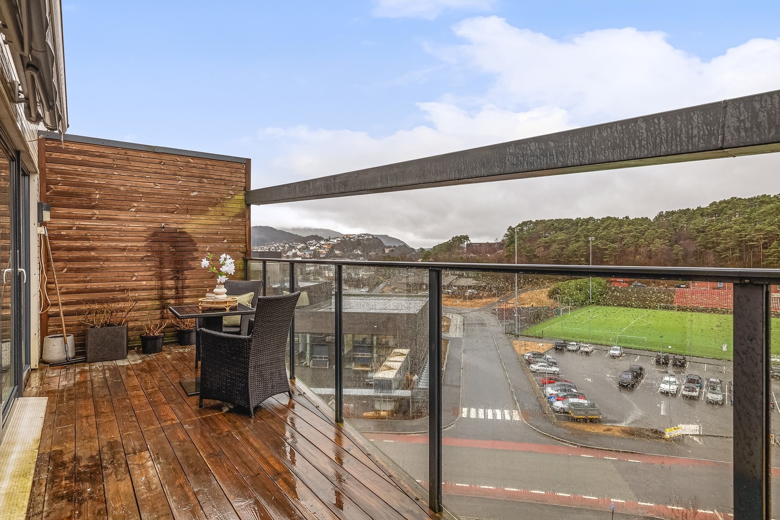 Elektriske markiser som skjermer for sol og regn og går automatisk inn ved mye vind, medfølger. Galleribilde