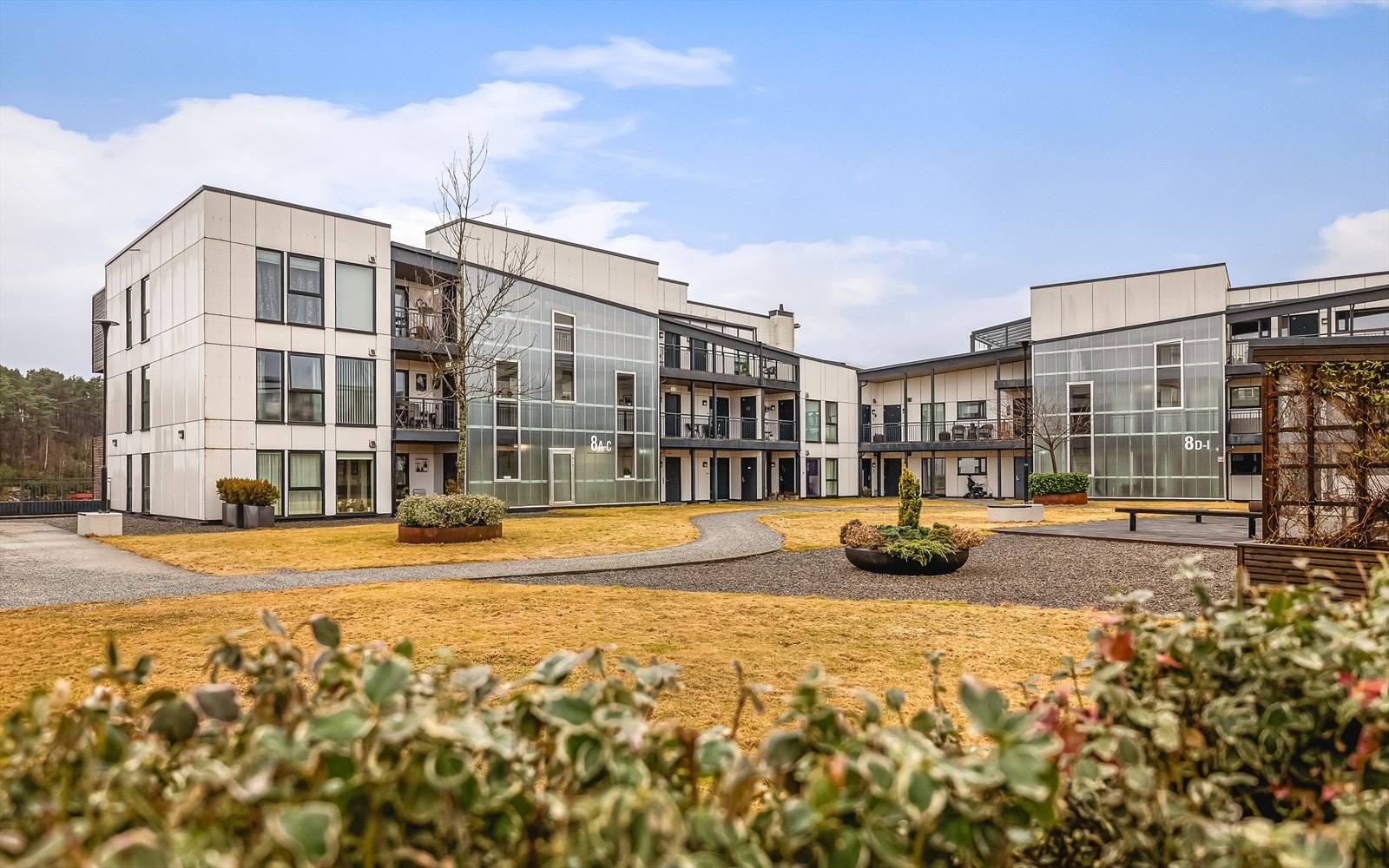 På taket av Horisont har sameiet etablert parkanlegg til glede for beboerne. Her er sitteplasser, plen, beplantning og en liten lekeplass for de minste. Galleribilde