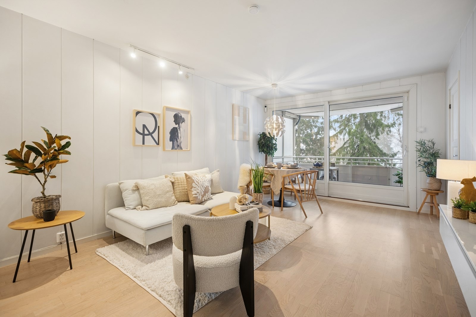 God plass til både spisebord og en liten tv-sone. Galleribilde