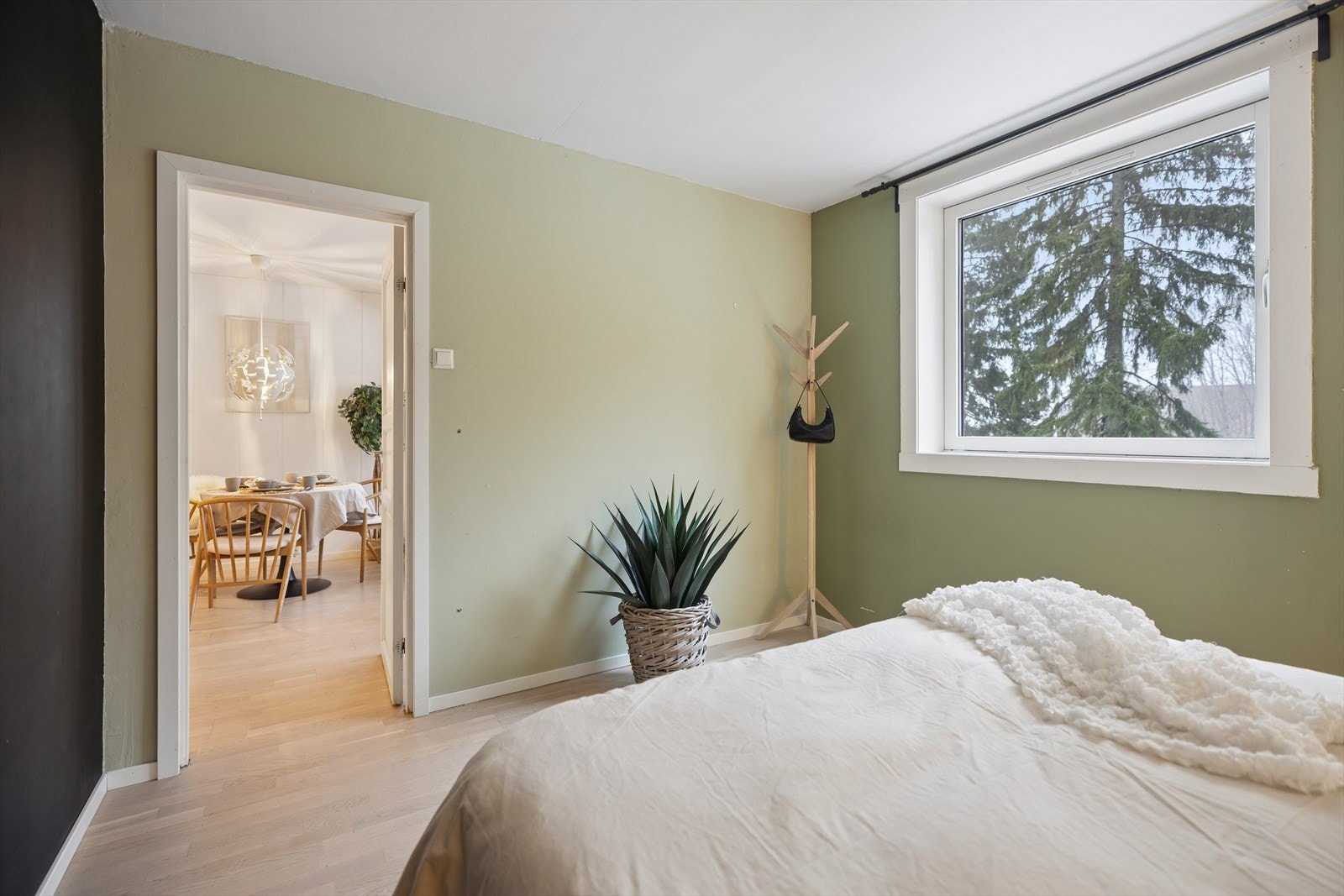 Malt i behagelige farger som gir rommet en rolig og harmonisk atmosfære. Galleribilde