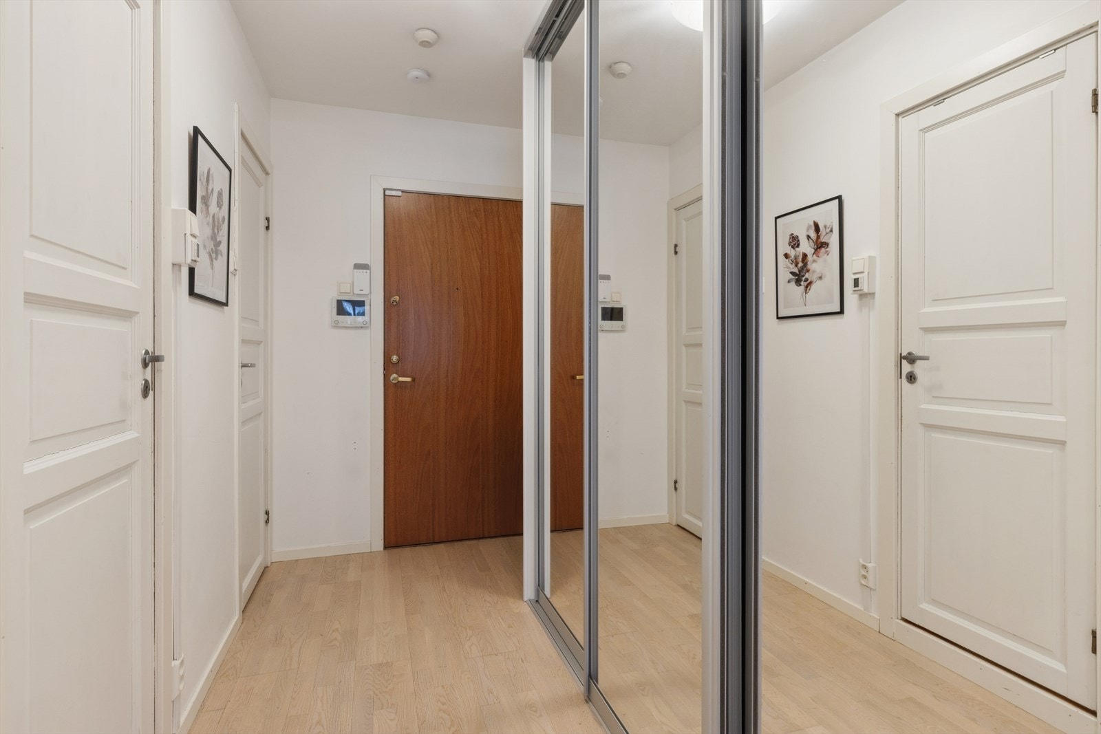 Velkommen inn ønskes av en lys og oversiktlig entré med praktisk skyvedørskap og god plass til sko og yttertøy. Galleribilde