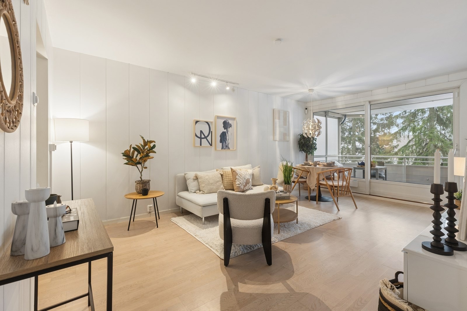 Farzan Hamid Khan v/DNB Eiendom har gleden av å presentere Henrik Sørensens vei 32! En pen og romslig 4-roms leilighet med attraktiv beliggenhet i et veletablert boligområde på Ellingsrud/Karihaugen. Galleribilde