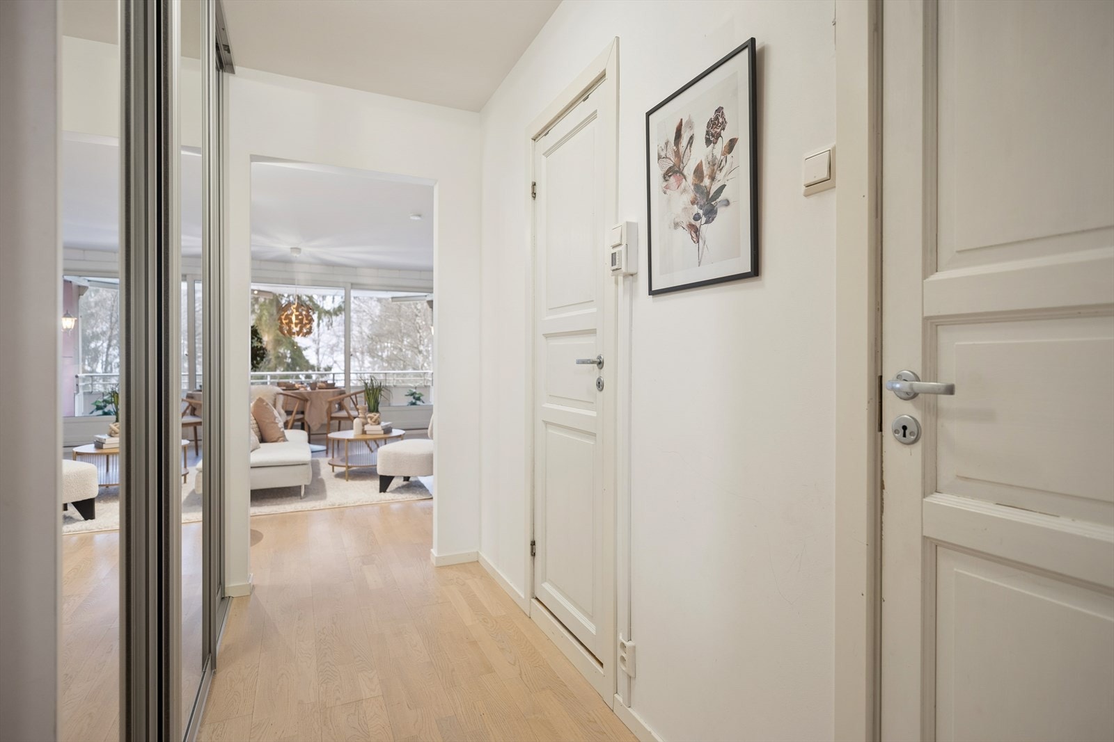 Entréen binder rommene fint sammen og gir tilgang til toalettrom, bad og stue. Galleribilde