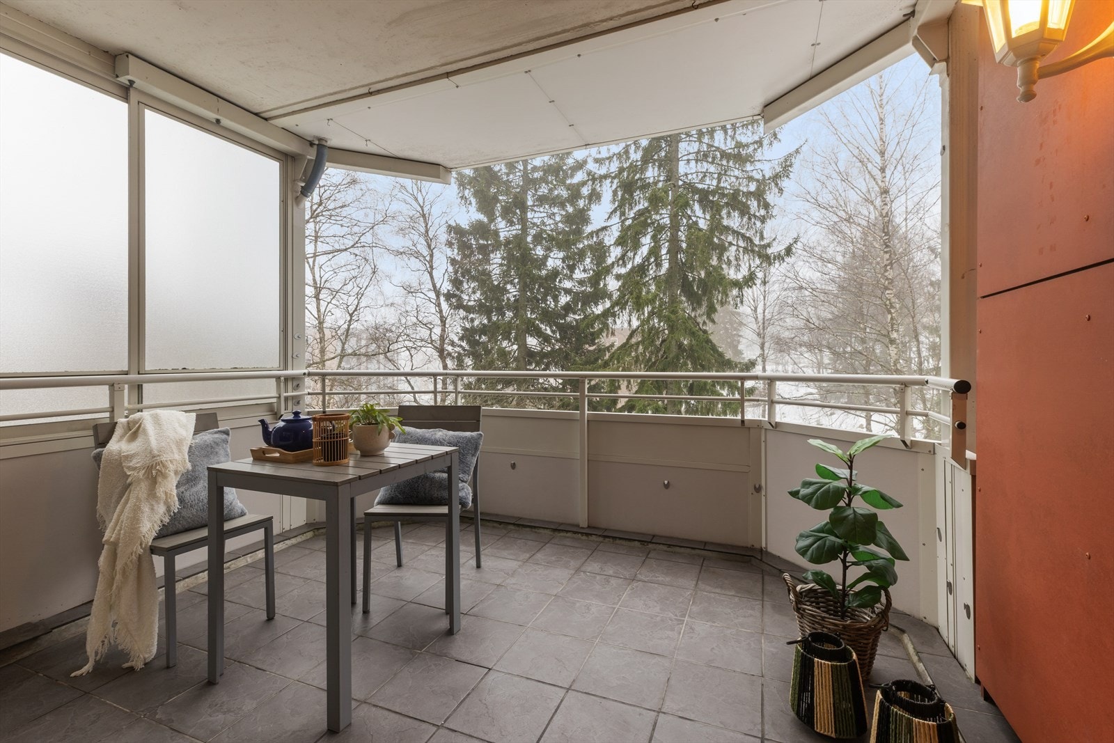 Balkongen har god plass til møblering og gir mulighet for å nyte måltider utendørs på fine dager. Galleribilde