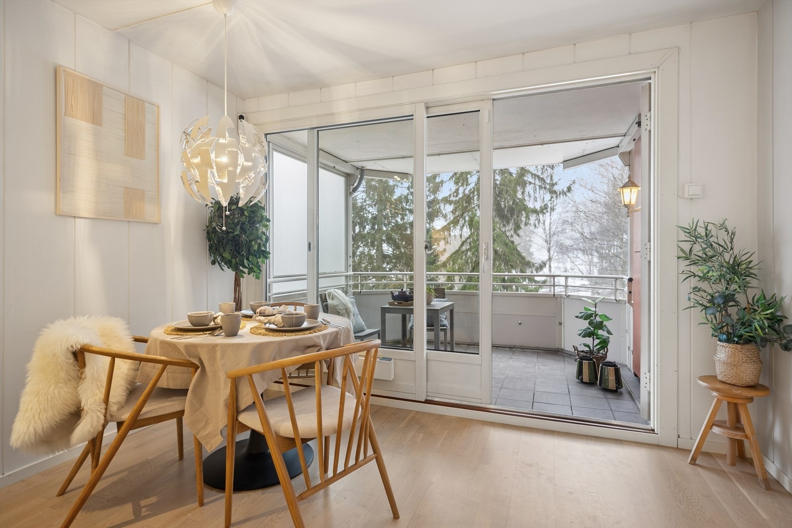 Spisebordet finner sin naturlige plass i rommet og skaper en fin sone for måltider. Galleribilde