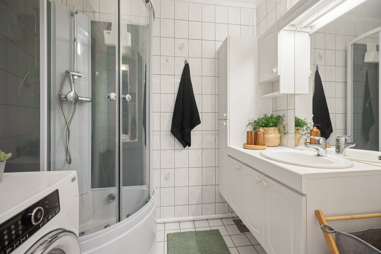 Badet har flislagte overflater på både vegger og gulv. Galleribilde