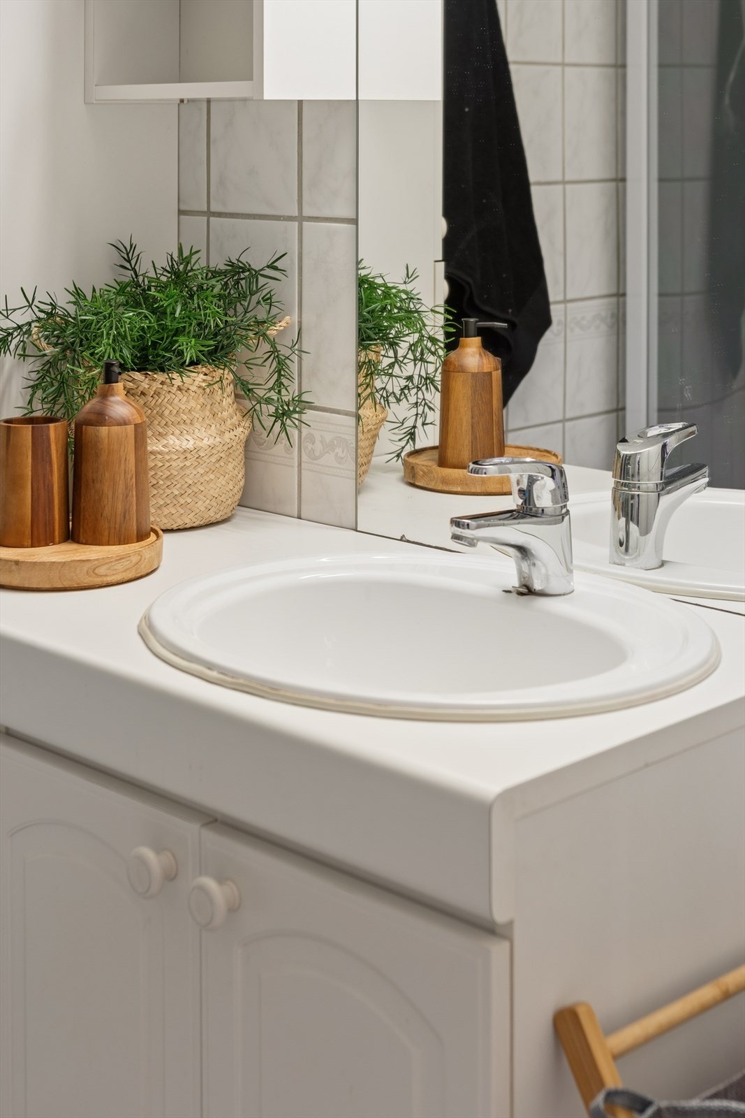 Badet er utstyrt med dusjkabinett, nedfelt servant og opplegg for vaskemaskin, samt mekanisk avtrekk. Galleribilde