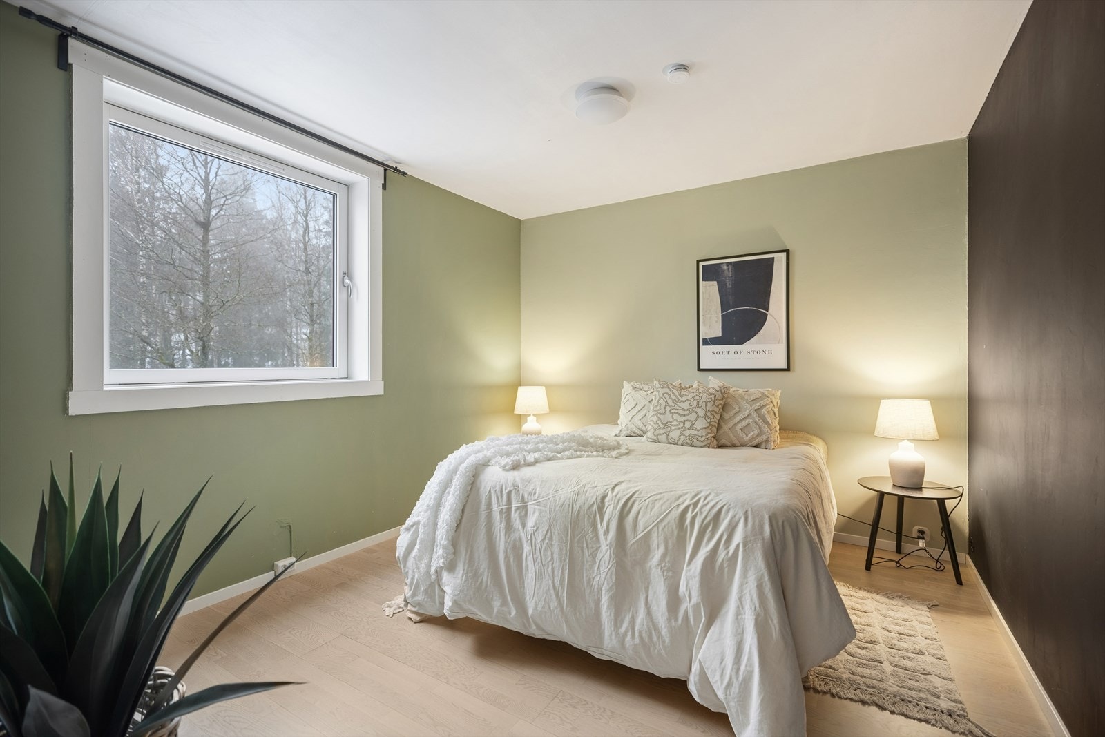 Hovedsoverommet er av god størrelse, med plass til dobbeltseng og diverse møblement. Galleribilde