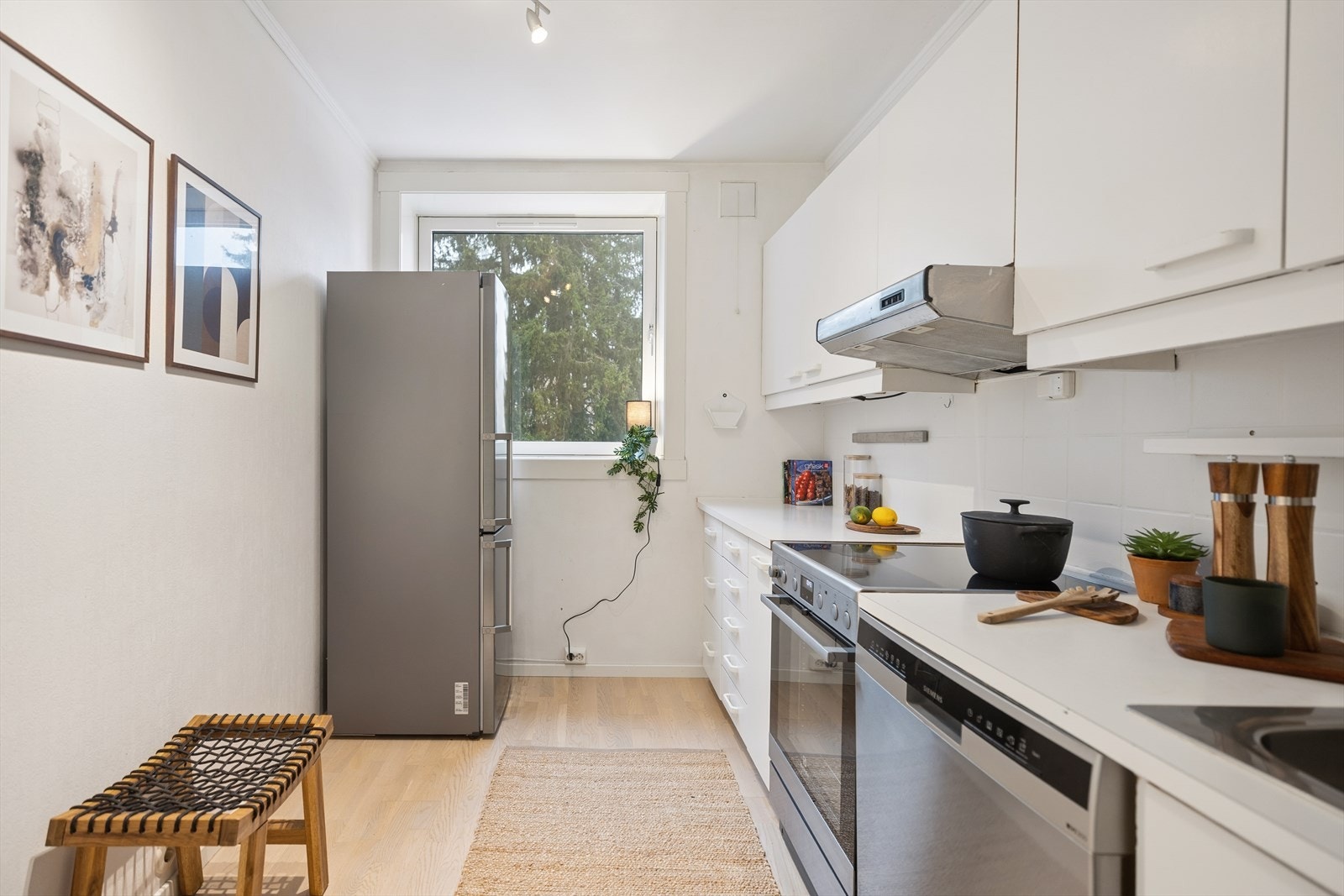 God skap- og benkeplass gir rom for både matlaging og praktisk oppbevaring. Galleribilde