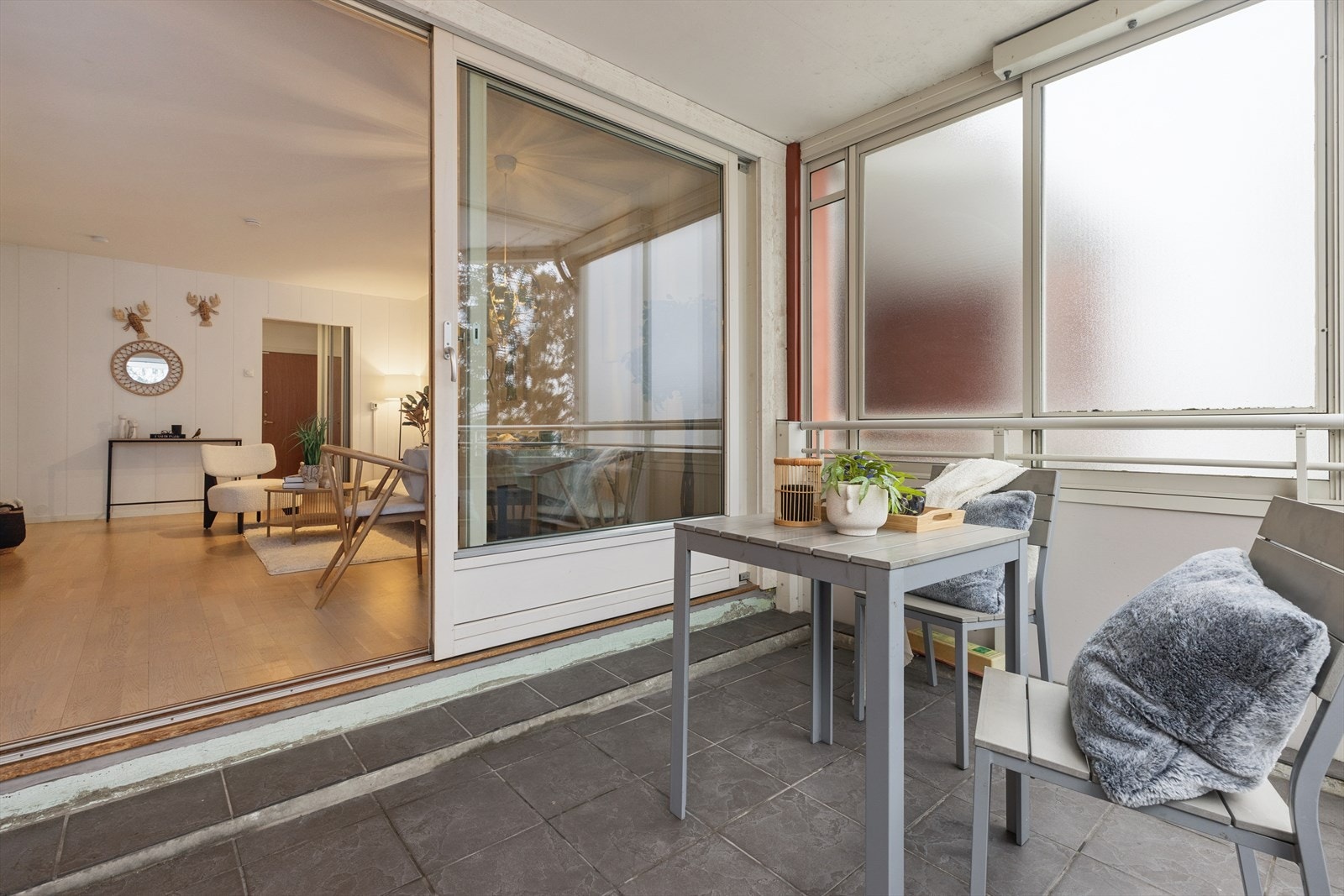 Fra stuen er det direkte tilgang til leilighetens balkong på ca. 9 kvm. Galleribilde