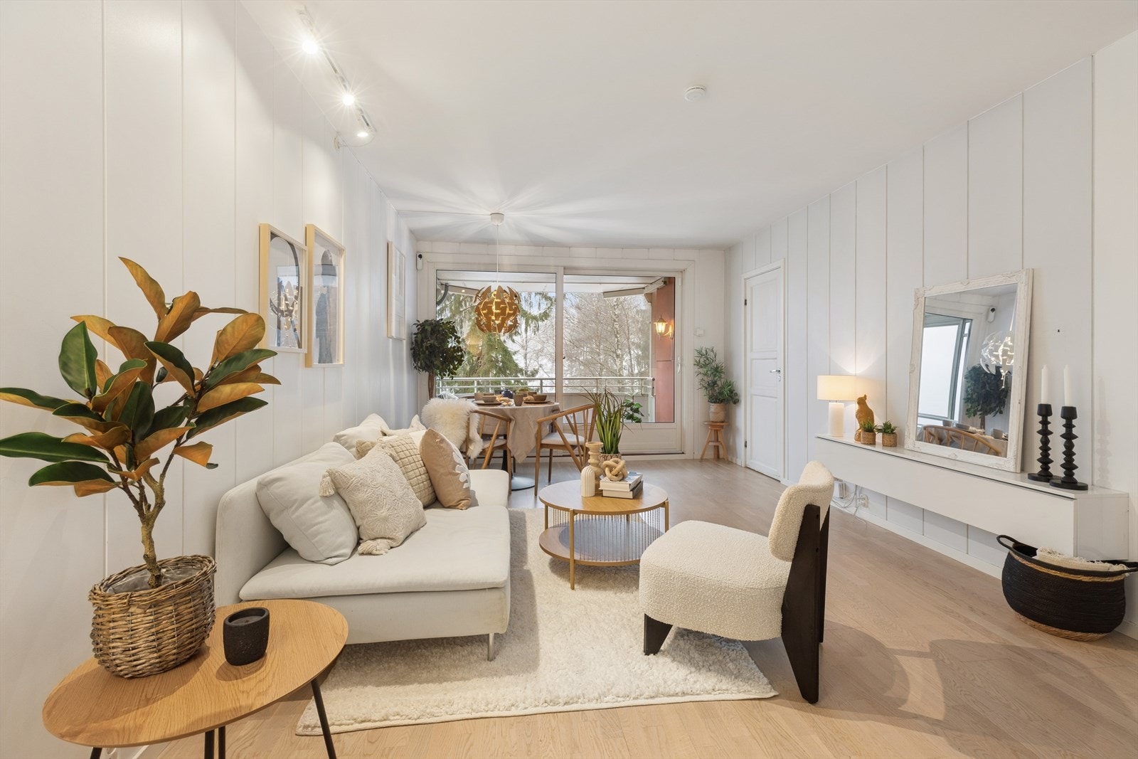 Stuen fremstår som et lyst og trivelig oppholdsrom med gode møbleringsmuligheter. Galleribilde