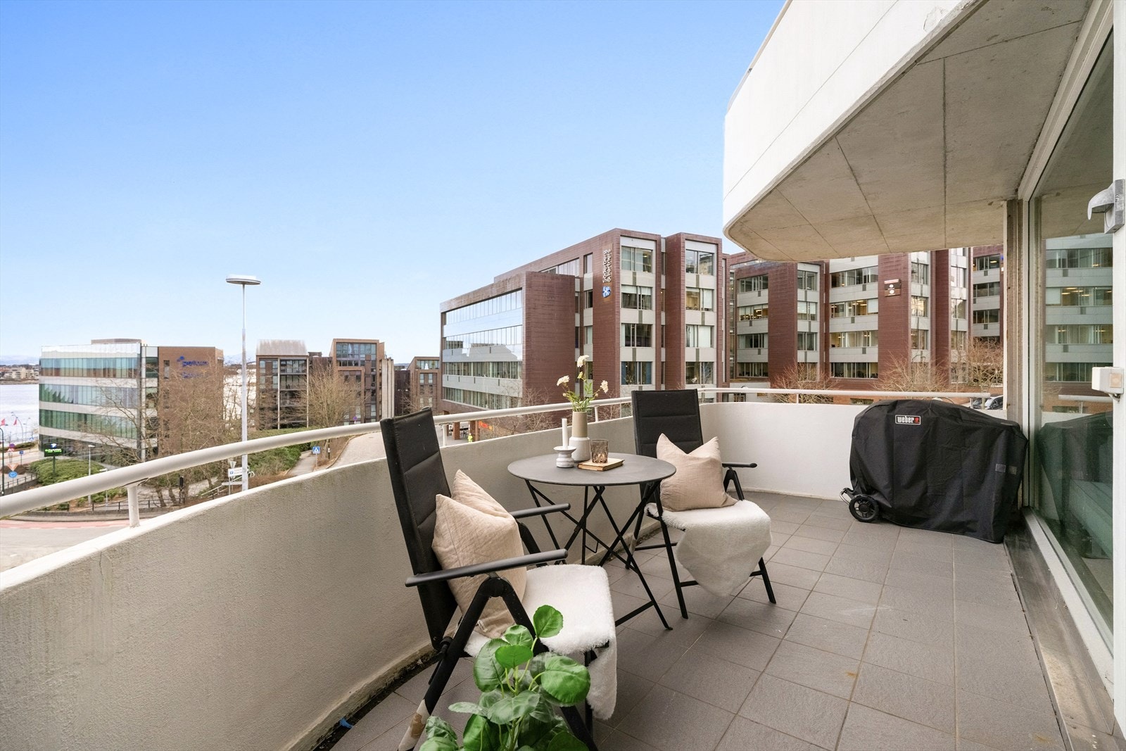 Her får du gode uteplasser hvor du kan nyte både den flotte sjøutsikten og utsynet mot omkringliggende fjell. Galleribilde