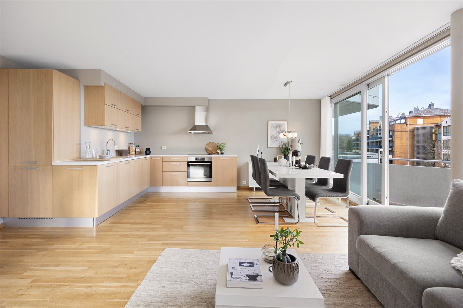 Kjøkkeninnredning fra Bravo med slette fronter i trefarge og laminert benkeplate. Galleribilde