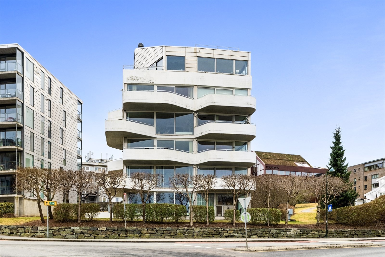 I tillegg medfølger parkeringsplass i lukket anlegg med elbillader. Bygget er også utstyrt med heis. Galleribilde